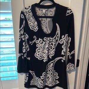 White House Black Market Black and White Graphic Tunic